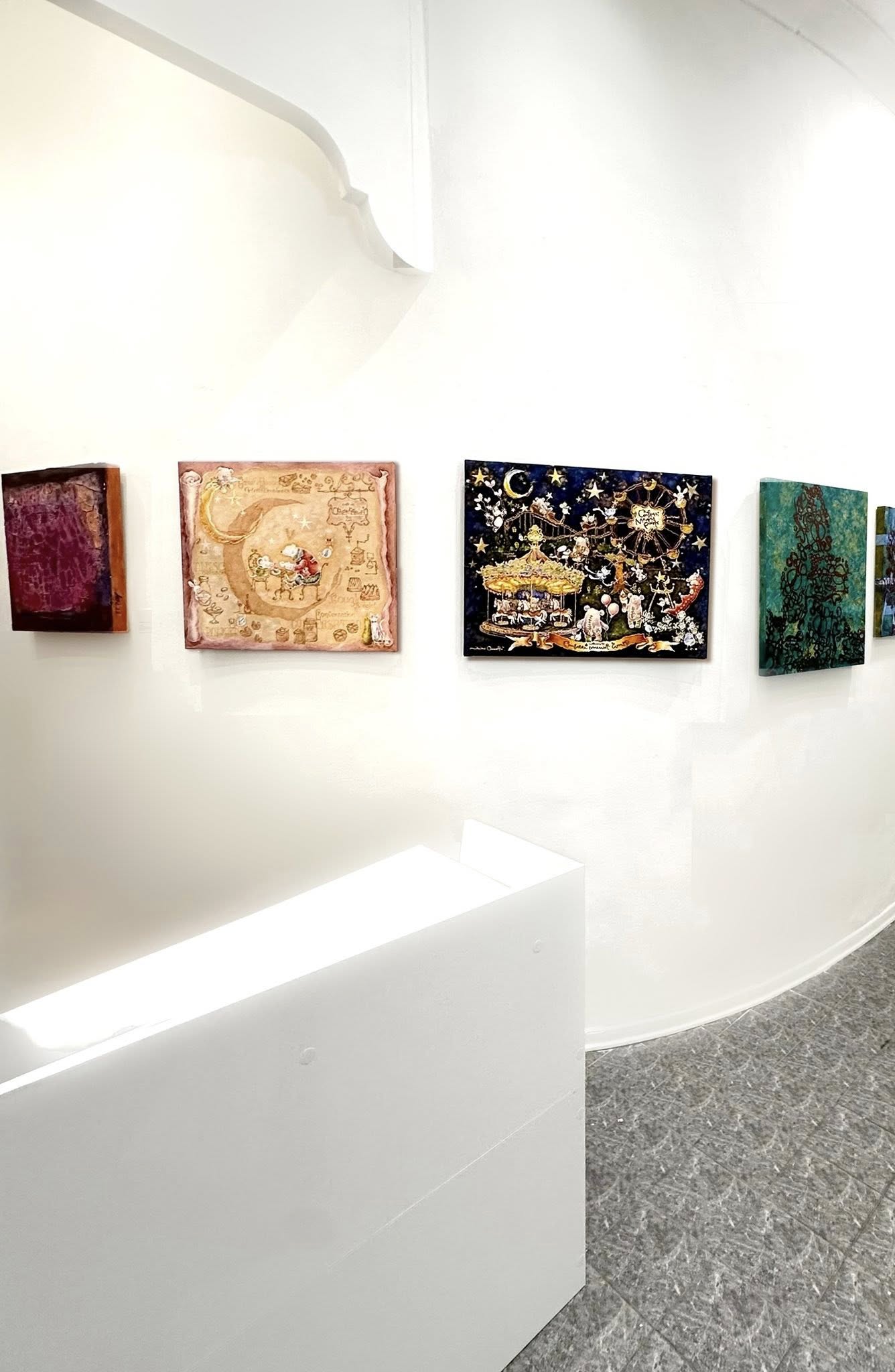 ローマの現代アートギャラリーrossocinabro展示